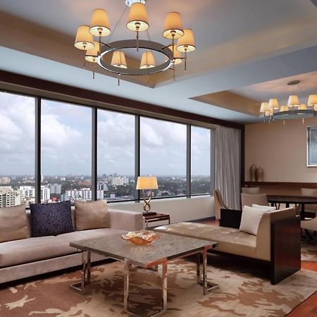 Kochi Marriott Hotel Экстерьер фото A living room in a suite at the hotel
